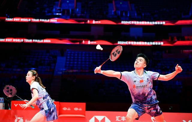 1733933208470035184.jpg (体育)(9)羽毛球——世巡赛总决赛:郑思维_黄雅琼不敌蒋振邦_魏雅欣XxjpseC007181_20241211_PEPFN0A001.jpg