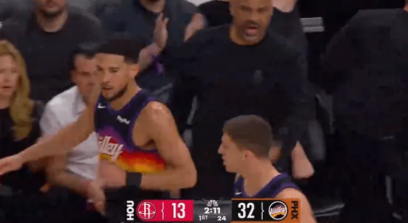 官网-太阳神！布克迎着伊森打成2+1，首节得分上双&amp;amp;领先火箭20分